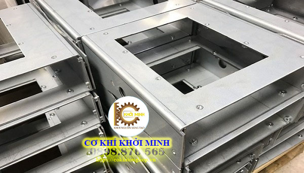 Công ty gia công cơ khí TPHCM Công ty TNHH cơ khí Khởi Minh là đơn vị chuyên sản xuất và gia công cơ khí. Với sự phát triển của ngành kinh tế dẫn đến thị trường luôn luôn sôi động và nhu cầu tăng cao. Khởi Minh đả gia tăng quy mô nhà xưởng, máy móc và đội ngũ nhân viên để đáp ứng những yêu cầu đó. Hệ thống thiết bị, máy móc được chúng tôi nâng cấp thường xuyên để nâng cao hiệu quả sản xuất trong các công đoạn: cắt CNC, tiện CNC, ép thủy lực, cắt kính. Cơ cấu vận hành và quản lý chặt chẽ kết hợp với đội ngũ nhân viên lành nghề sẽ mang lại những sản phẩm có chất lượng, có độ chính xác cho quý khách. Kinh nghiệm nhiều năm trong ngành gia công cơ khí TPHCM nên khi đến với Khởi Minh. Quý khách sẽ được tư vấn, hỗ trợ nhiệt tình để tìm ra phương pháp tối ưu nhằm hoàn thành sản phẩm tốt như mong đợi. Chúng tôi luôn có sự ổn định và uy tín trên thương trường, một thương hiệu lớn mà quý khách không thể bỏ qua khi có mong muốn gia công cơ khí theo yêu cầu.