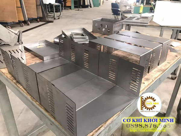 Công ty gia công cơ khí TPHCM Công ty TNHH cơ khí Khởi Minh là đơn vị chuyên sản xuất và gia công cơ khí. Với sự phát triển của ngành kinh tế dẫn đến thị trường luôn luôn sôi động và nhu cầu tăng cao. Khởi Minh đả gia tăng quy mô nhà xưởng, máy móc và đội ngũ nhân viên để đáp ứng những yêu cầu đó. Hệ thống thiết bị, máy móc được chúng tôi nâng cấp thường xuyên để nâng cao hiệu quả sản xuất trong các công đoạn: cắt CNC, tiện CNC, ép thủy lực, cắt kính. Cơ cấu vận hành và quản lý chặt chẽ kết hợp với đội ngũ nhân viên lành nghề sẽ mang lại những sản phẩm có chất lượng, có độ chính xác cho quý khách. Kinh nghiệm nhiều năm trong ngành gia công cơ khí TPHCM nên khi đến với Khởi Minh. Quý khách sẽ được tư vấn, hỗ trợ nhiệt tình để tìm ra phương pháp tối ưu nhằm hoàn thành sản phẩm tốt như mong đợi. Chúng tôi luôn có sự ổn định và uy tín trên thương trường, một thương hiệu lớn mà quý khách không thể bỏ qua khi có mong muốn gia công cơ khí theo yêu cầu.