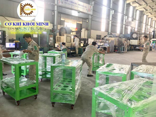 Công ty gia công cơ khí TPHCM Công ty TNHH cơ khí Khởi Minh là đơn vị chuyên sản xuất và gia công cơ khí. Với sự phát triển của ngành kinh tế dẫn đến thị trường luôn luôn sôi động và nhu cầu tăng cao. Khởi Minh đả gia tăng quy mô nhà xưởng, máy móc và đội ngũ nhân viên để đáp ứng những yêu cầu đó. Hệ thống thiết bị, máy móc được chúng tôi nâng cấp thường xuyên để nâng cao hiệu quả sản xuất trong các công đoạn: cắt CNC, tiện CNC, ép thủy lực, cắt kính. Cơ cấu vận hành và quản lý chặt chẽ kết hợp với đội ngũ nhân viên lành nghề sẽ mang lại những sản phẩm có chất lượng, có độ chính xác cho quý khách. Kinh nghiệm nhiều năm trong ngành gia công cơ khí TPHCM nên khi đến với Khởi Minh. Quý khách sẽ được tư vấn, hỗ trợ nhiệt tình để tìm ra phương pháp tối ưu nhằm hoàn thành sản phẩm tốt như mong đợi. Chúng tôi luôn có sự ổn định và uy tín trên thương trường, một thương hiệu lớn mà quý khách không thể bỏ qua khi có mong muốn gia công cơ khí theo yêu cầu.