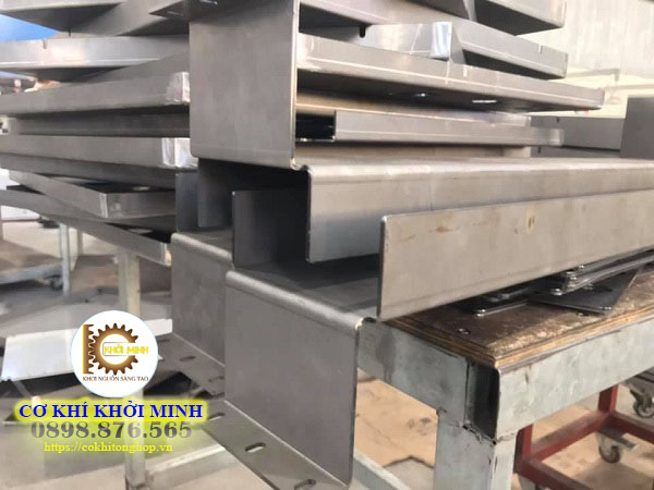 Công ty gia công cơ khí TPHCM Công ty TNHH cơ khí Khởi Minh là đơn vị chuyên sản xuất và gia công cơ khí. Với sự phát triển của ngành kinh tế dẫn đến thị trường luôn luôn sôi động và nhu cầu tăng cao. Khởi Minh đả gia tăng quy mô nhà xưởng, máy móc và đội ngũ nhân viên để đáp ứng những yêu cầu đó. Hệ thống thiết bị, máy móc được chúng tôi nâng cấp thường xuyên để nâng cao hiệu quả sản xuất trong các công đoạn: cắt CNC, tiện CNC, ép thủy lực, cắt kính. Cơ cấu vận hành và quản lý chặt chẽ kết hợp với đội ngũ nhân viên lành nghề sẽ mang lại những sản phẩm có chất lượng, có độ chính xác cho quý khách. Kinh nghiệm nhiều năm trong ngành gia công cơ khí TPHCM nên khi đến với Khởi Minh. Quý khách sẽ được tư vấn, hỗ trợ nhiệt tình để tìm ra phương pháp tối ưu nhằm hoàn thành sản phẩm tốt như mong đợi. Chúng tôi luôn có sự ổn định và uy tín trên thương trường, một thương hiệu lớn mà quý khách không thể bỏ qua khi có mong muốn gia công cơ khí theo yêu cầu.