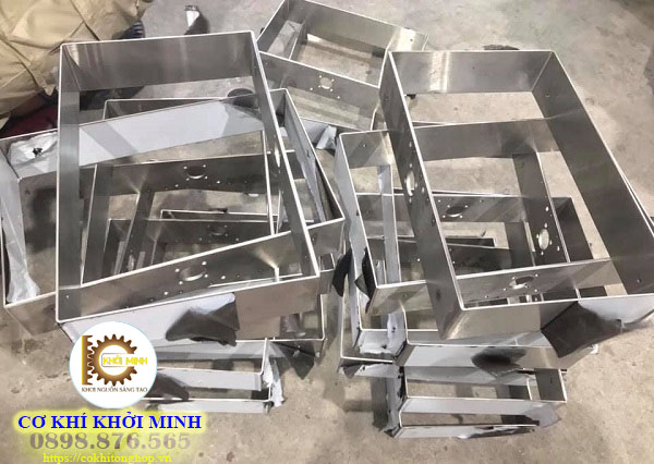 Công ty gia công cơ khí TPHCM Công ty TNHH cơ khí Khởi Minh là đơn vị chuyên sản xuất và gia công cơ khí. Với sự phát triển của ngành kinh tế dẫn đến thị trường luôn luôn sôi động và nhu cầu tăng cao. Khởi Minh đả gia tăng quy mô nhà xưởng, máy móc và đội ngũ nhân viên để đáp ứng những yêu cầu đó. Hệ thống thiết bị, máy móc được chúng tôi nâng cấp thường xuyên để nâng cao hiệu quả sản xuất trong các công đoạn: cắt CNC, tiện CNC, ép thủy lực, cắt kính. Cơ cấu vận hành và quản lý chặt chẽ kết hợp với đội ngũ nhân viên lành nghề sẽ mang lại những sản phẩm có chất lượng, có độ chính xác cho quý khách. Kinh nghiệm nhiều năm trong ngành gia công cơ khí TPHCM nên khi đến với Khởi Minh. Quý khách sẽ được tư vấn, hỗ trợ nhiệt tình để tìm ra phương pháp tối ưu nhằm hoàn thành sản phẩm tốt như mong đợi. Chúng tôi luôn có sự ổn định và uy tín trên thương trường, một thương hiệu lớn mà quý khách không thể bỏ qua khi có mong muốn gia công cơ khí theo yêu cầu.