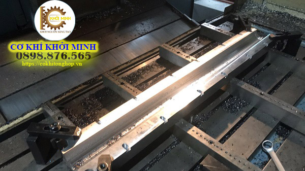 Công ty gia công cơ khí TPHCM Công ty TNHH cơ khí Khởi Minh là đơn vị chuyên sản xuất và gia công cơ khí. Với sự phát triển của ngành kinh tế dẫn đến thị trường luôn luôn sôi động và nhu cầu tăng cao. Khởi Minh đả gia tăng quy mô nhà xưởng, máy móc và đội ngũ nhân viên để đáp ứng những yêu cầu đó. Hệ thống thiết bị, máy móc được chúng tôi nâng cấp thường xuyên để nâng cao hiệu quả sản xuất trong các công đoạn: cắt CNC, tiện CNC, ép thủy lực, cắt kính. Cơ cấu vận hành và quản lý chặt chẽ kết hợp với đội ngũ nhân viên lành nghề sẽ mang lại những sản phẩm có chất lượng, có độ chính xác cho quý khách. Kinh nghiệm nhiều năm trong ngành gia công cơ khí TPHCM nên khi đến với Khởi Minh. Quý khách sẽ được tư vấn, hỗ trợ nhiệt tình để tìm ra phương pháp tối ưu nhằm hoàn thành sản phẩm tốt như mong đợi. Chúng tôi luôn có sự ổn định và uy tín trên thương trường, một thương hiệu lớn mà quý khách không thể bỏ qua khi có mong muốn gia công cơ khí theo yêu cầu.