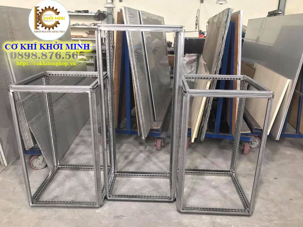 Công ty gia công cơ khí TPHCM Công ty TNHH cơ khí Khởi Minh là đơn vị chuyên sản xuất và gia công cơ khí. Với sự phát triển của ngành kinh tế dẫn đến thị trường luôn luôn sôi động và nhu cầu tăng cao. Khởi Minh đả gia tăng quy mô nhà xưởng, máy móc và đội ngũ nhân viên để đáp ứng những yêu cầu đó. Hệ thống thiết bị, máy móc được chúng tôi nâng cấp thường xuyên để nâng cao hiệu quả sản xuất trong các công đoạn: cắt CNC, tiện CNC, ép thủy lực, cắt kính. Cơ cấu vận hành và quản lý chặt chẽ kết hợp với đội ngũ nhân viên lành nghề sẽ mang lại những sản phẩm có chất lượng, có độ chính xác cho quý khách. Kinh nghiệm nhiều năm trong ngành gia công cơ khí TPHCM nên khi đến với Khởi Minh. Quý khách sẽ được tư vấn, hỗ trợ nhiệt tình để tìm ra phương pháp tối ưu nhằm hoàn thành sản phẩm tốt như mong đợi. Chúng tôi luôn có sự ổn định và uy tín trên thương trường, một thương hiệu lớn mà quý khách không thể bỏ qua khi có mong muốn gia công cơ khí theo yêu cầu.