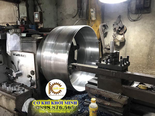 Công ty gia công cơ khí TPHCM Công ty TNHH cơ khí Khởi Minh là đơn vị chuyên sản xuất và gia công cơ khí. Với sự phát triển của ngành kinh tế dẫn đến thị trường luôn luôn sôi động và nhu cầu tăng cao. Khởi Minh đả gia tăng quy mô nhà xưởng, máy móc và đội ngũ nhân viên để đáp ứng những yêu cầu đó. Hệ thống thiết bị, máy móc được chúng tôi nâng cấp thường xuyên để nâng cao hiệu quả sản xuất trong các công đoạn: cắt CNC, tiện CNC, ép thủy lực, cắt kính. Cơ cấu vận hành và quản lý chặt chẽ kết hợp với đội ngũ nhân viên lành nghề sẽ mang lại những sản phẩm có chất lượng, có độ chính xác cho quý khách. Kinh nghiệm nhiều năm trong ngành gia công cơ khí TPHCM nên khi đến với Khởi Minh. Quý khách sẽ được tư vấn, hỗ trợ nhiệt tình để tìm ra phương pháp tối ưu nhằm hoàn thành sản phẩm tốt như mong đợi. Chúng tôi luôn có sự ổn định và uy tín trên thương trường, một thương hiệu lớn mà quý khách không thể bỏ qua khi có mong muốn gia công cơ khí theo yêu cầu.