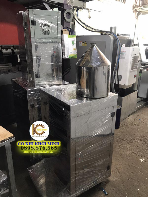 Công ty gia công cơ khí TPHCM Công ty TNHH cơ khí Khởi Minh là đơn vị chuyên sản xuất và gia công cơ khí. Với sự phát triển của ngành kinh tế dẫn đến thị trường luôn luôn sôi động và nhu cầu tăng cao. Khởi Minh đả gia tăng quy mô nhà xưởng, máy móc và đội ngũ nhân viên để đáp ứng những yêu cầu đó. Hệ thống thiết bị, máy móc được chúng tôi nâng cấp thường xuyên để nâng cao hiệu quả sản xuất trong các công đoạn: cắt CNC, tiện CNC, ép thủy lực, cắt kính. Cơ cấu vận hành và quản lý chặt chẽ kết hợp với đội ngũ nhân viên lành nghề sẽ mang lại những sản phẩm có chất lượng, có độ chính xác cho quý khách. Kinh nghiệm nhiều năm trong ngành gia công cơ khí TPHCM nên khi đến với Khởi Minh. Quý khách sẽ được tư vấn, hỗ trợ nhiệt tình để tìm ra phương pháp tối ưu nhằm hoàn thành sản phẩm tốt như mong đợi. Chúng tôi luôn có sự ổn định và uy tín trên thương trường, một thương hiệu lớn mà quý khách không thể bỏ qua khi có mong muốn gia công cơ khí theo yêu cầu.