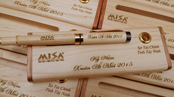 khắc laser hộp bút